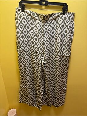 NWT Tahari crop pants size 1X.